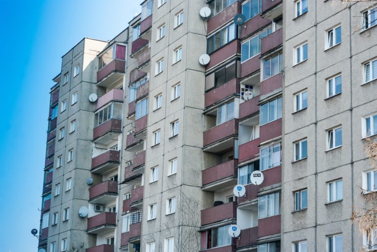 Zakup mieszkania od Agencji Mienia Wojskowego - jak wziąć udział w przetargu i czy warto?