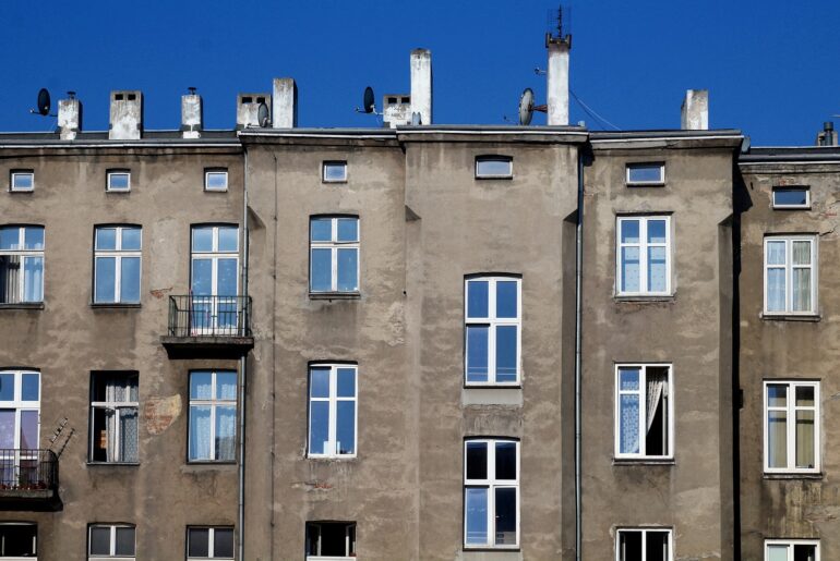 Mieszkania ze wspólną toaletą w kamienicy - realia, wyzwania i możliwości adaptacji